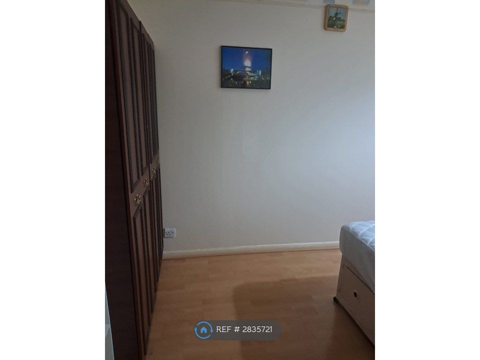 Property photo 3 of 15 Large Bedroom