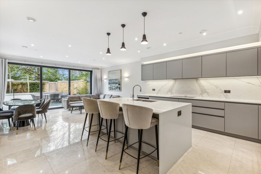 Property photo 2 of 17 Image