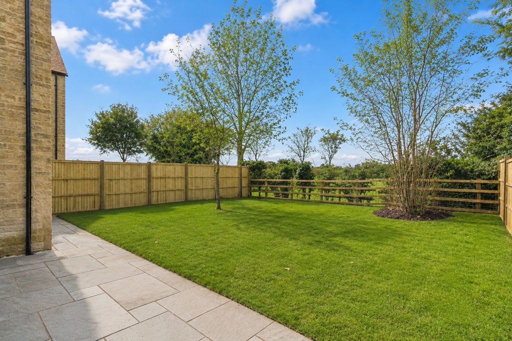 Property photo 2 of 11 Picture No. 15