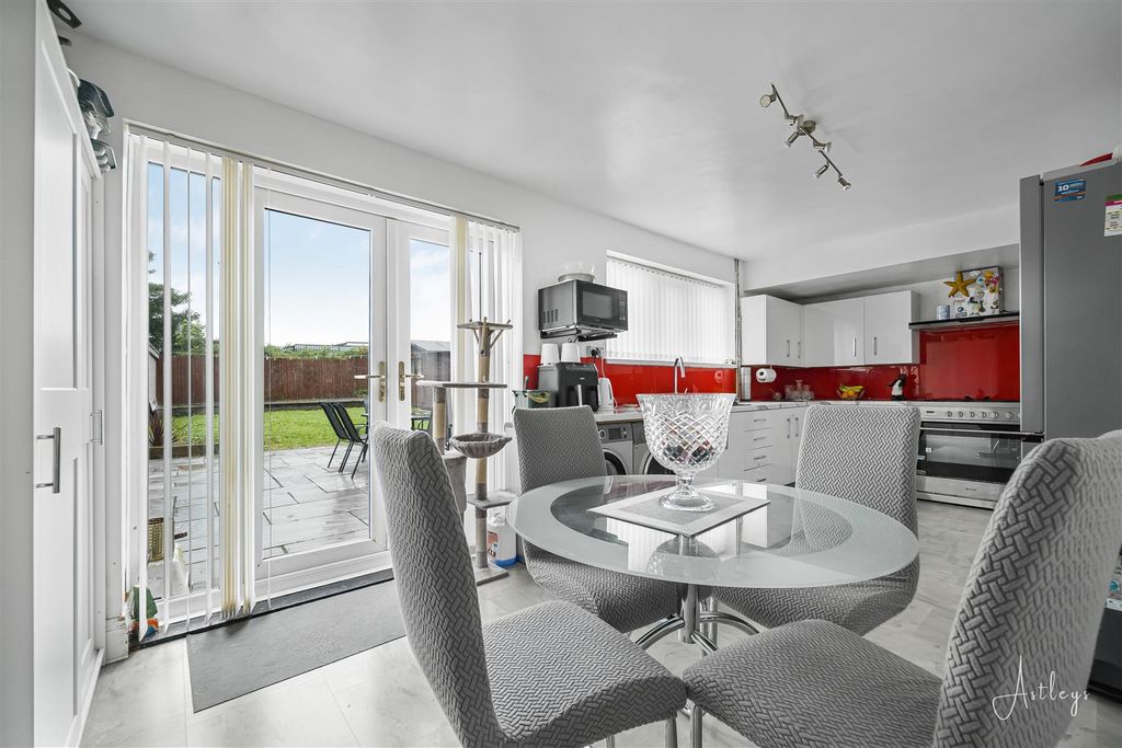 Property photo 3 of 19 Kitchen/Dining Room