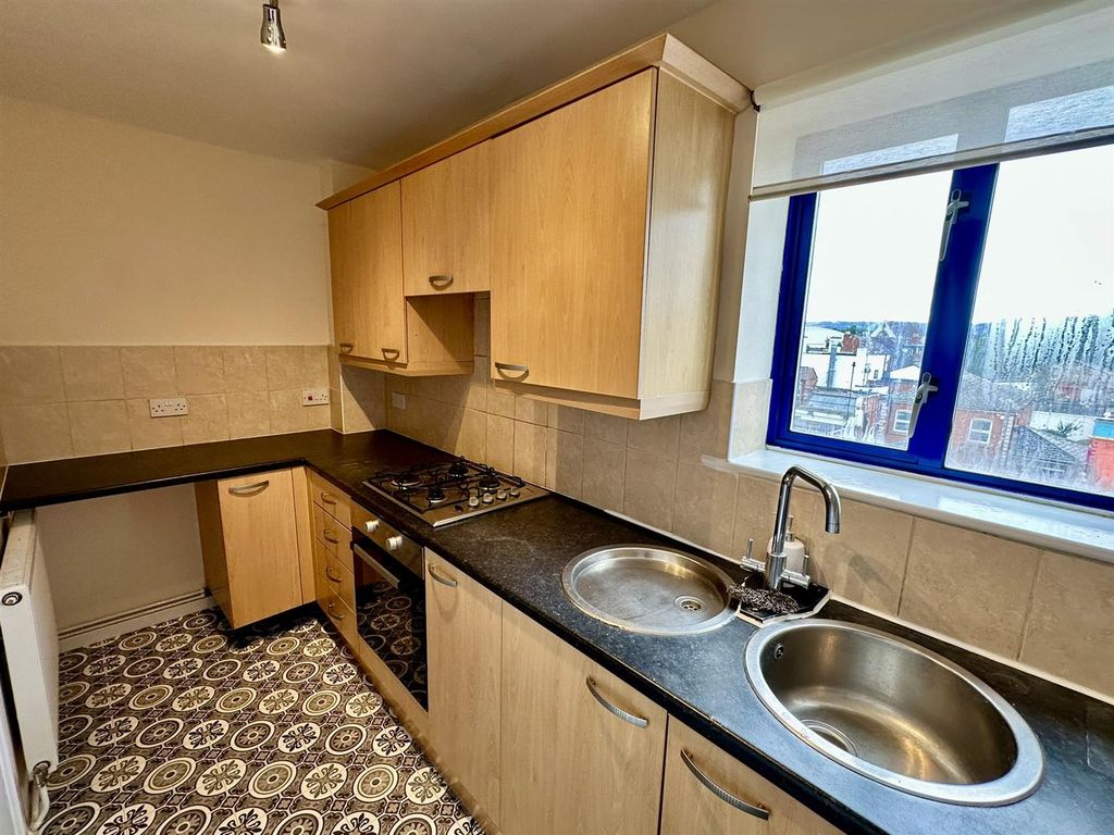 Property photo 2 of 18 Kitchen (1/2)