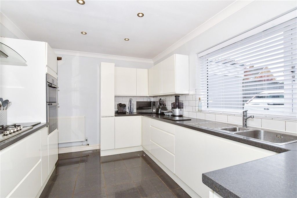 Property photo 3 of 11 Kitchen
