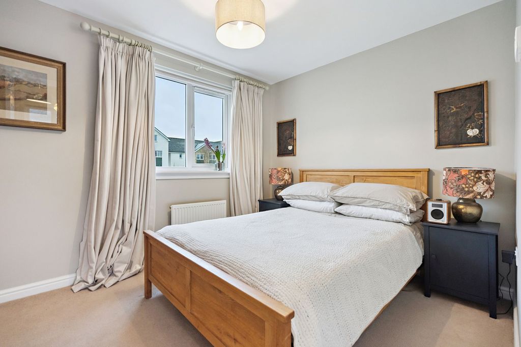 Property photo 3 of 17 Main Bedroom