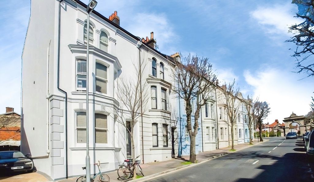 Property photo 1 of 13 Egremont Place