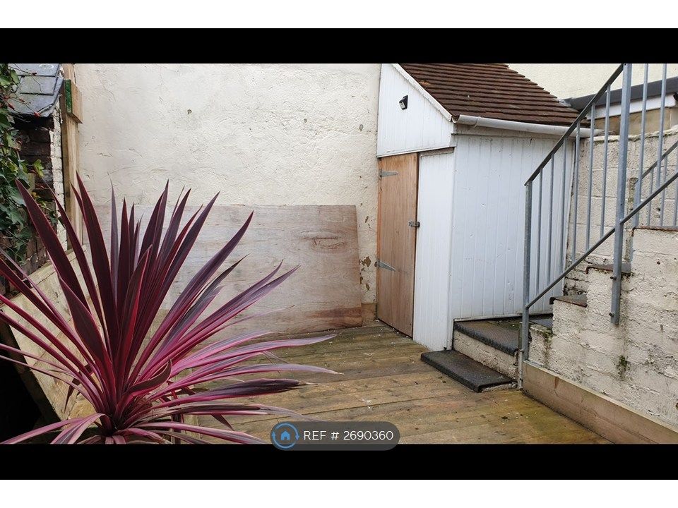 Property photo 3 of 11 Yard And Storage For Flat