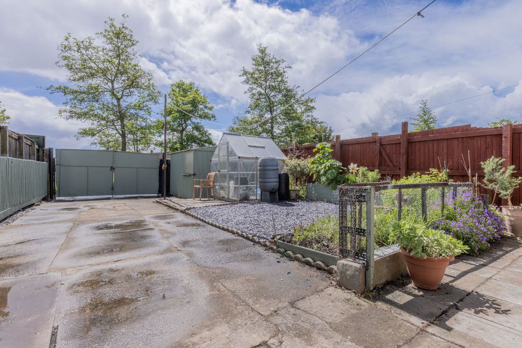 Property photo 2 of 23