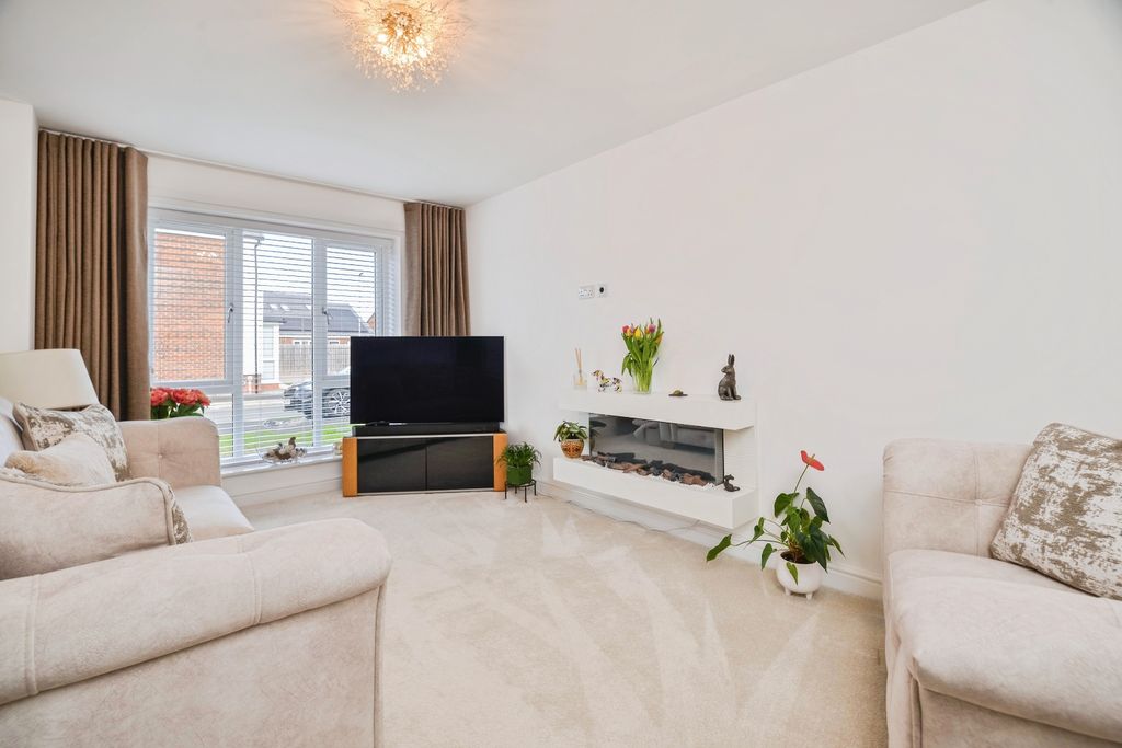 Property photo 3 of 15 Lounge