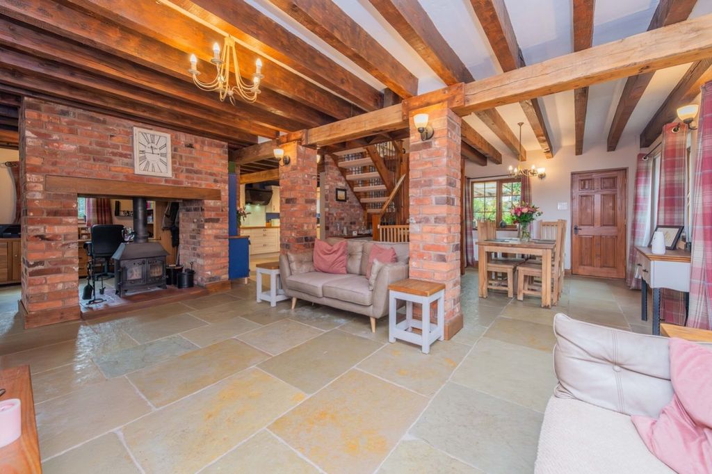 Property photo 3 of 23 Living Rom Emilydimelowewemovewhitchurchandnantwic