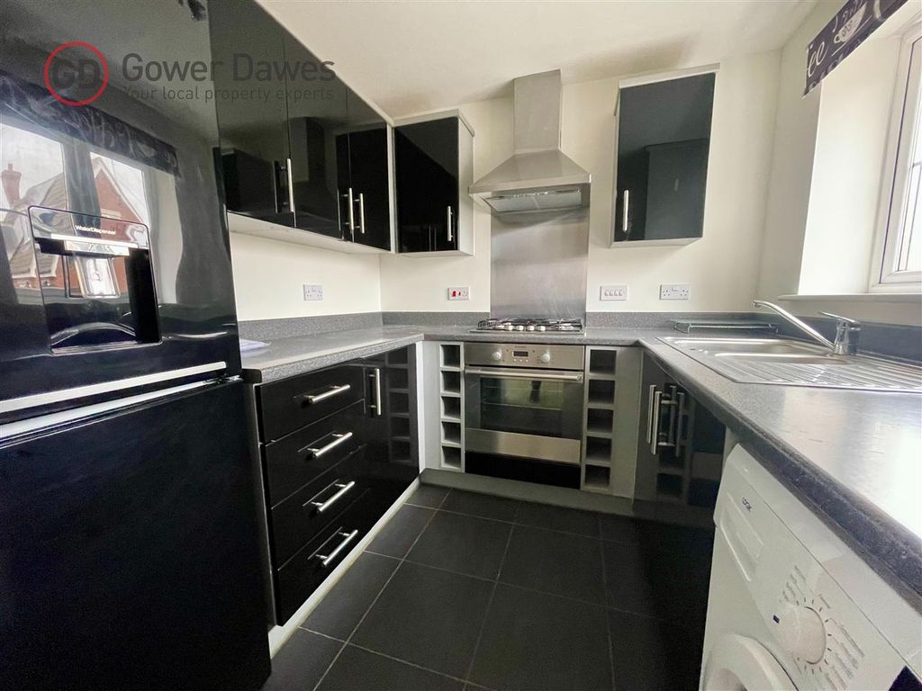 Property photo 3 of 8 Kitchen