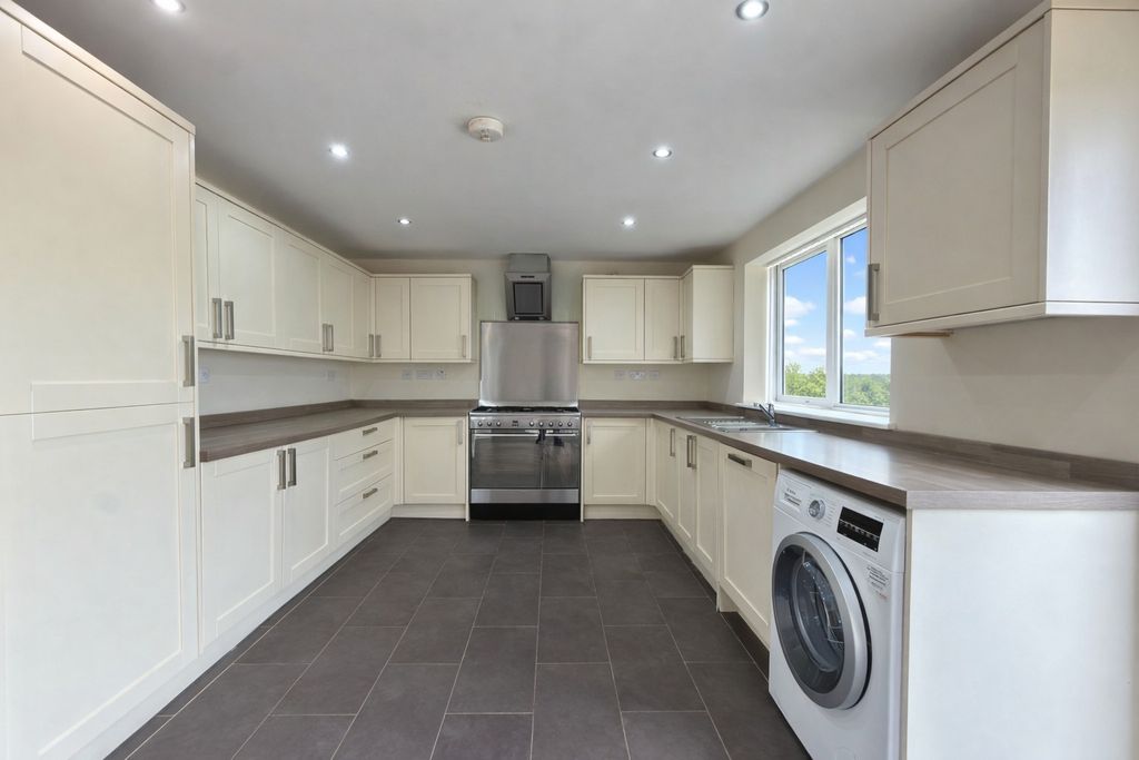 Property photo 2 of 27