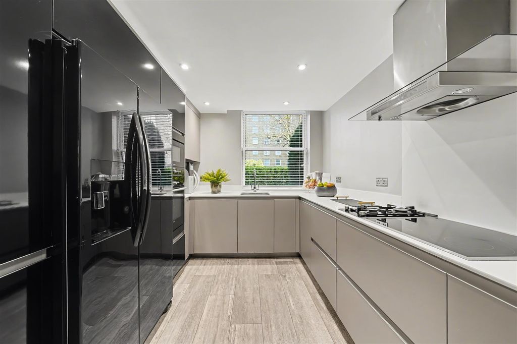 Property photo 3 of 12 1 Court Close, St. John's Wood Park Nw8 6Nn-3.Jpg