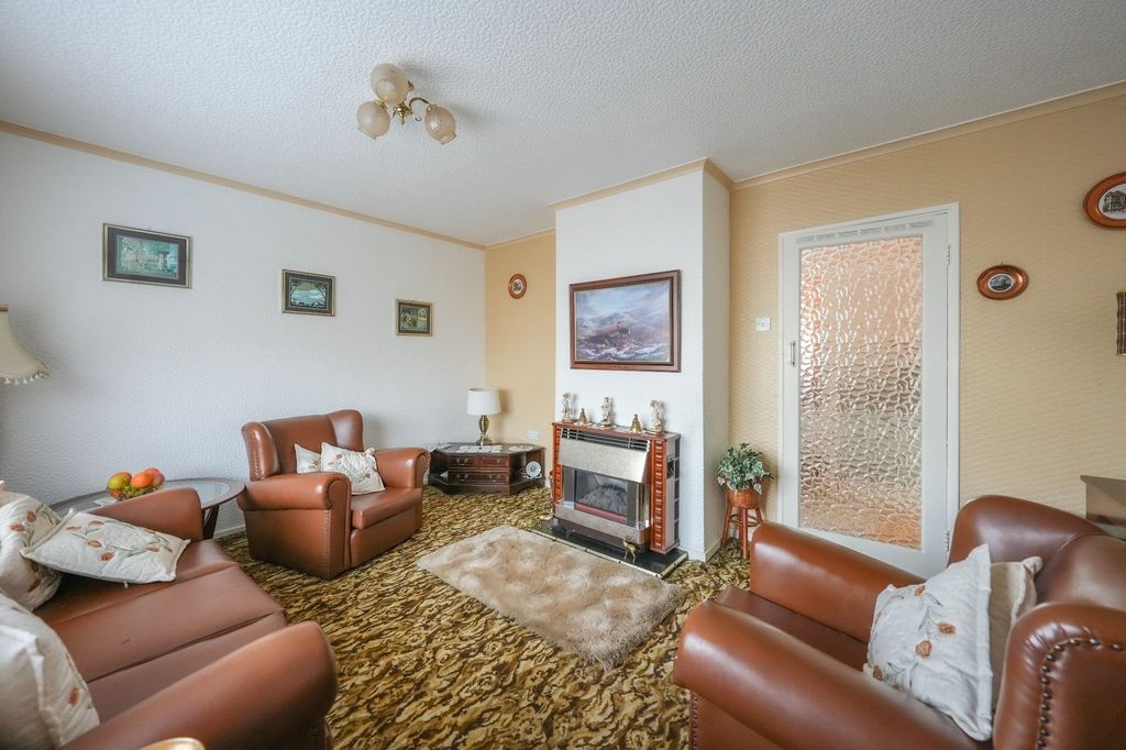 Property photo 2 of 9 Lounge