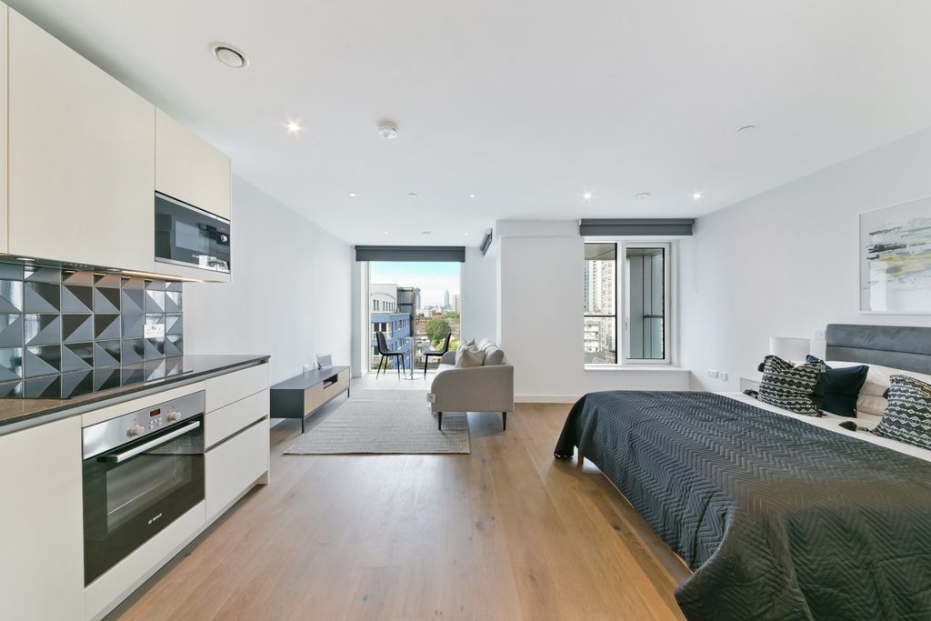Property photo 1 of 10 Living