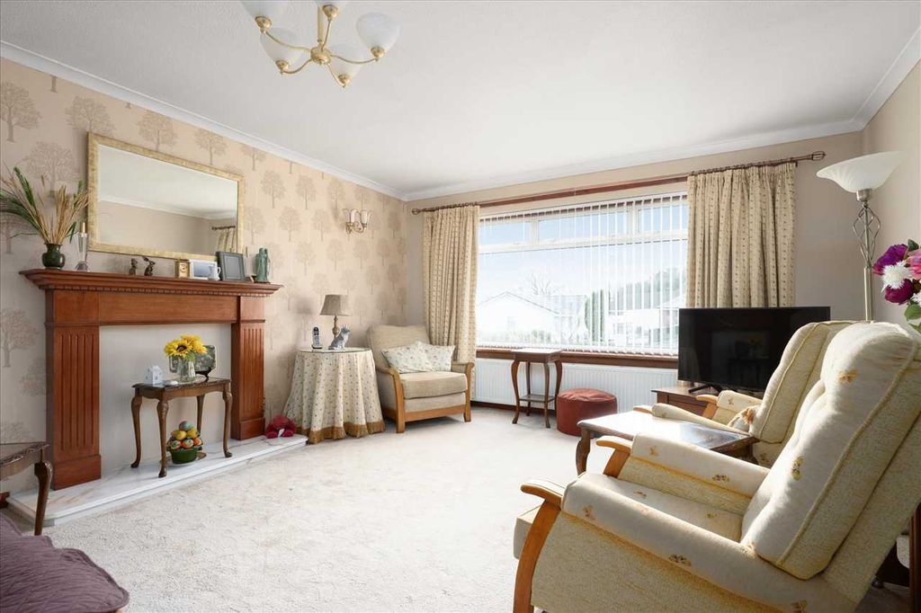 Property photo 3 of 18 Lounge