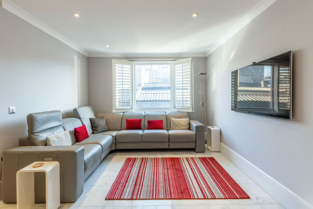 Property photo 3 of 8 Reception