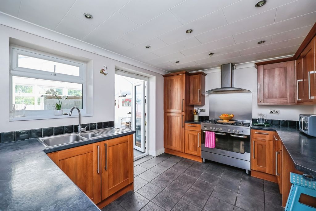 Property photo 2 of 18 Fitted Kitchen