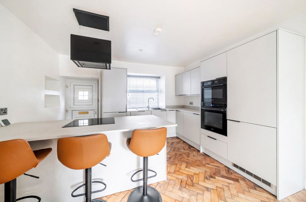 Property photo 2 of 12 Breakfastkitchenb