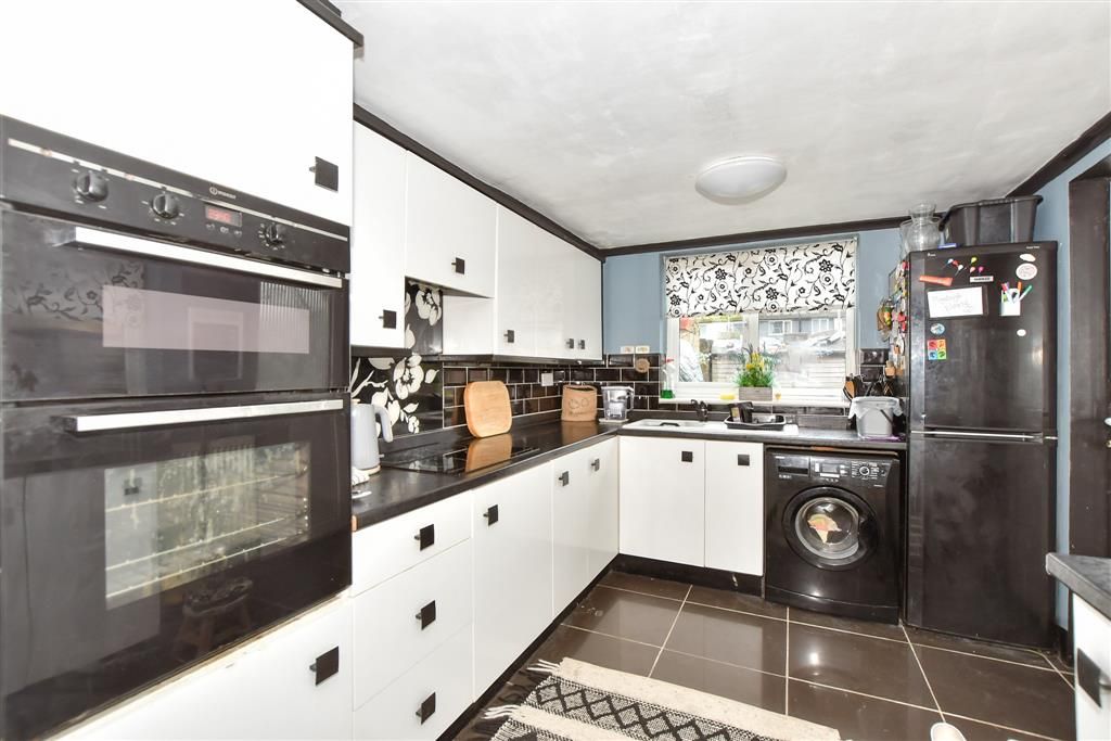 Property photo 2 of 10 Kitchen