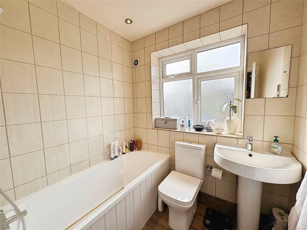 Property photo 2 of 8 Bathroom