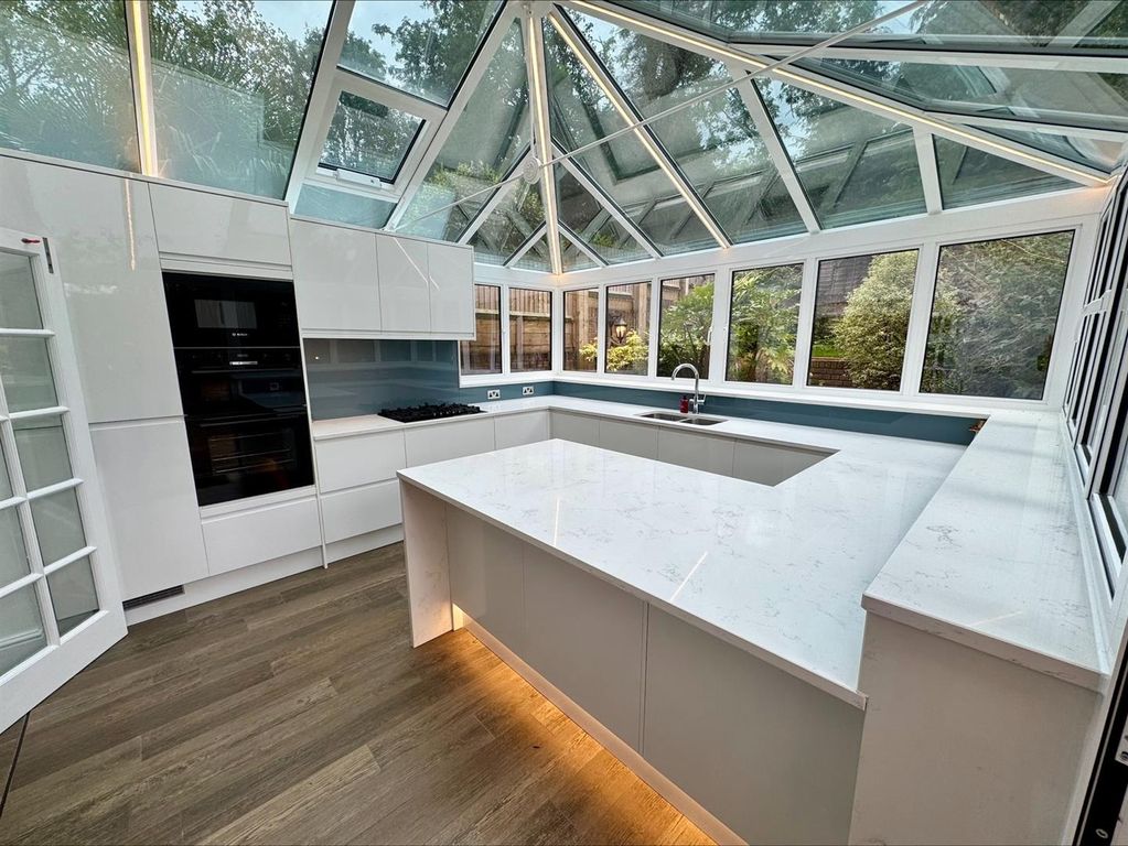 Property photo 3 of 10 Kitchen