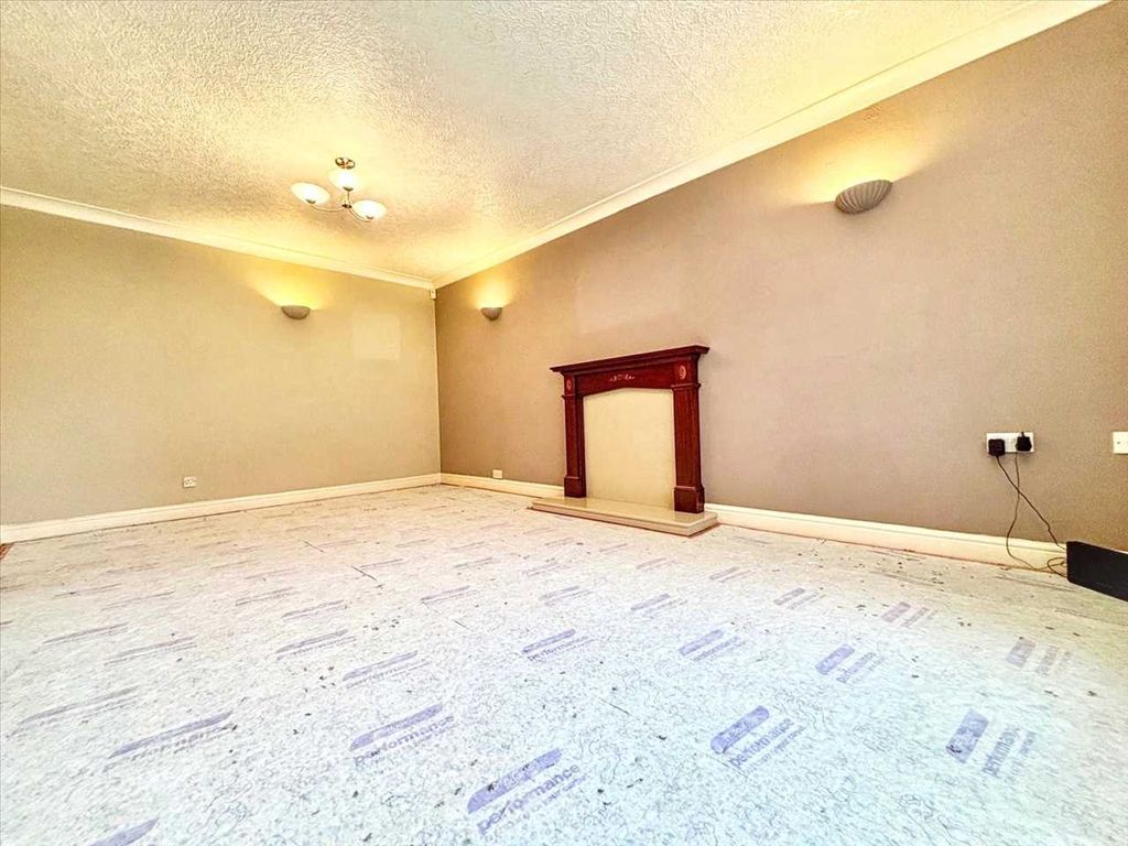 Property photo 2 of 18 Lounge