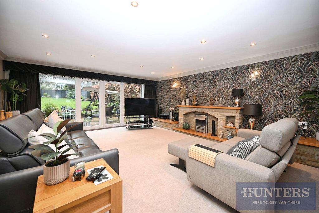 Property photo 3 of 27 Living Room