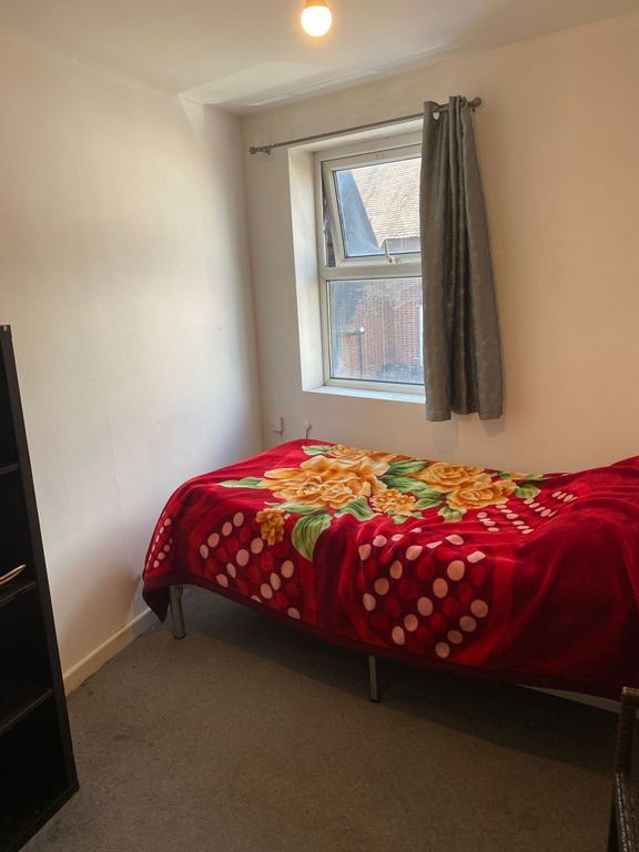 Property photo 2 of 8 Bright Bedroom With Natural Light And Storage....