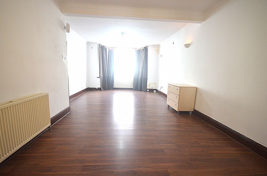 Property photo 3 of 14 Lounge