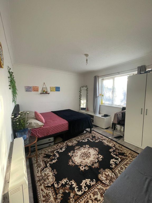 Property photo 1 of 9 Studio Flat With Seperate Kitchen - Ideal For Working Couple