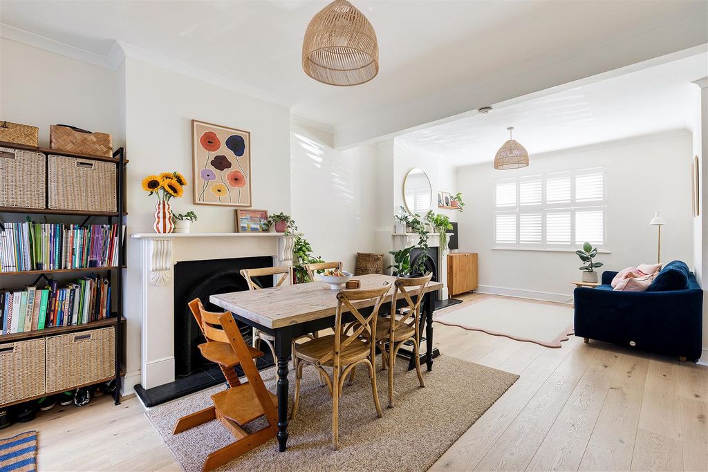 Property photo 2 of 25 Cowley Road, E11