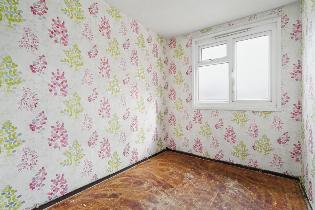 Property photo 3 of 17 23 Woodstock Walk, Bradford, West Yorkshire, Bd5 0Td