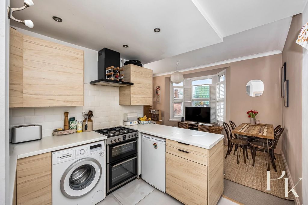 Property photo 3 of 20 Fonthill Road 25, Flat 2-014.Jpg