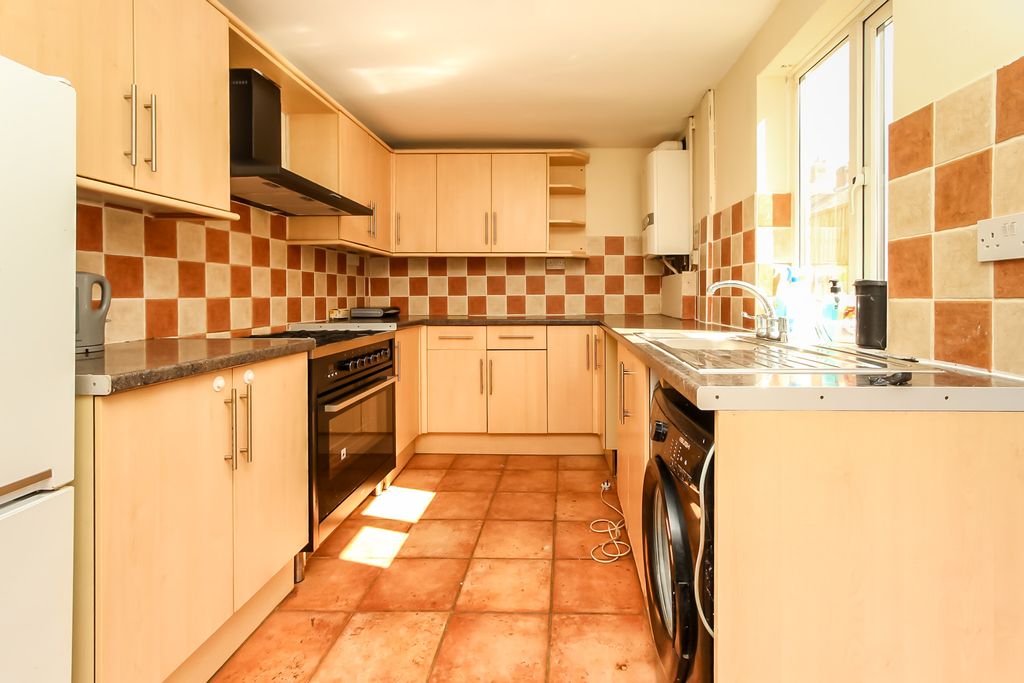 Property photo 3 of 9 Kitchen
