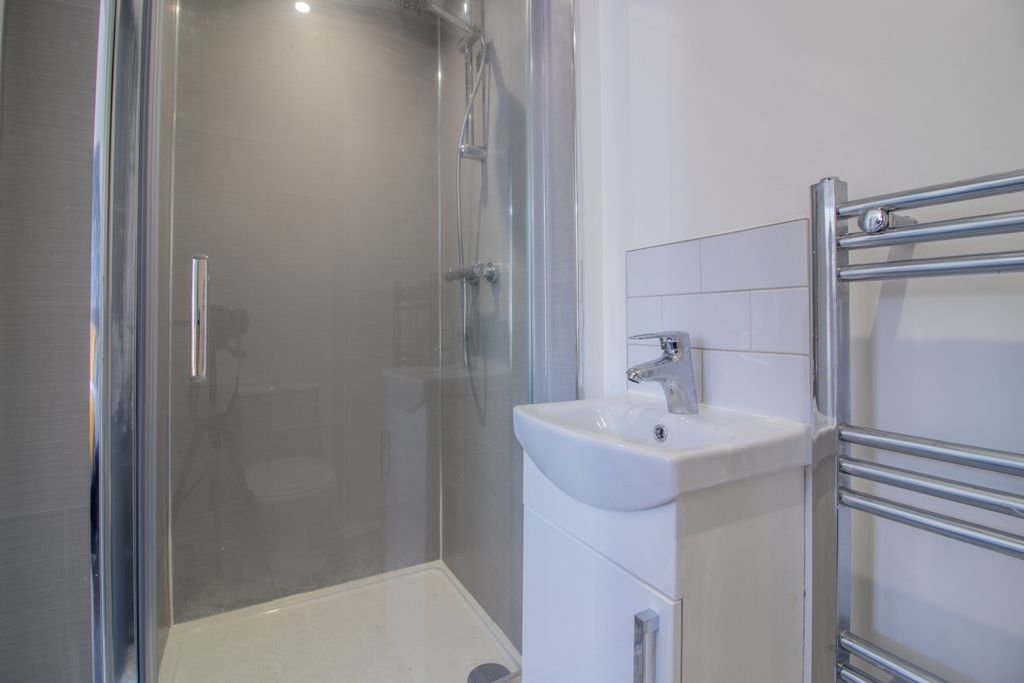 Property photo 3 of 6 En Suite 2