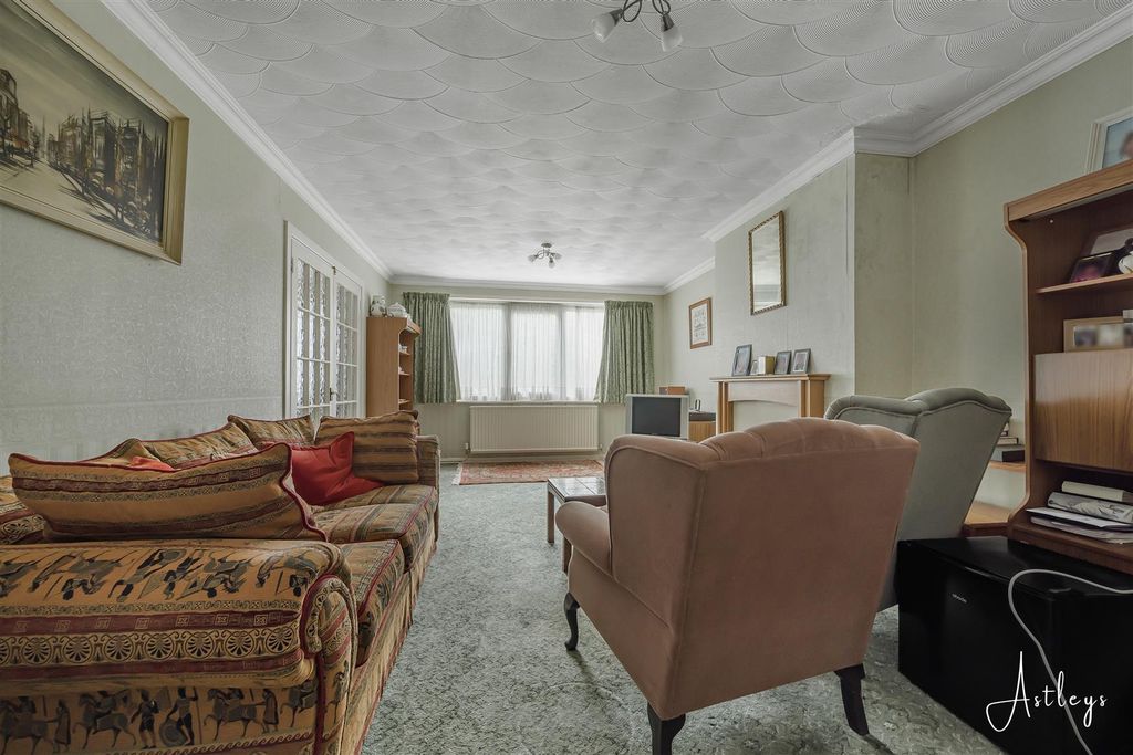 Property photo 3 of 18 Lounge