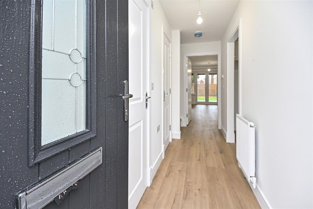 Property photo 2 of 32 28 Runfield Close Entrance Hall (2).Jpg