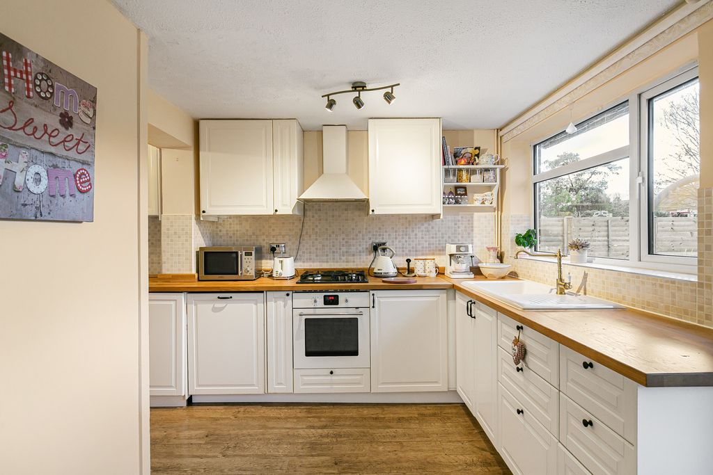 Property photo 3 of 20 Kitchen