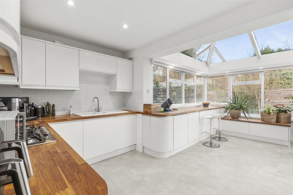 Property photo 2 of 14 5 Copners Drive, Hp14 6Sg-9.Jpg