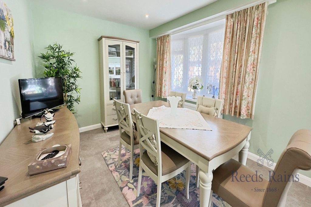 Property photo 3 of 31 Dining Space