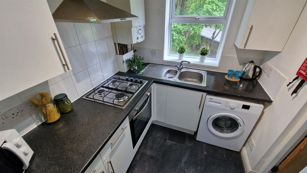 Property photo 3 of 10 Kitchen