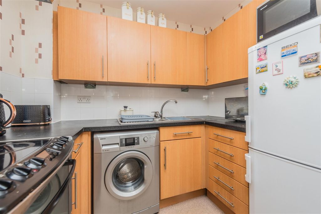 Property photo 3 of 16 Fitted Kitchen:
