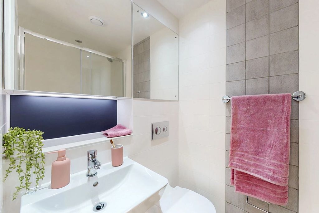 Property photo 3 of 11 Bathroom