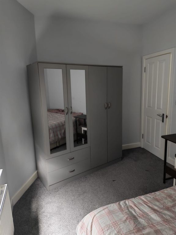 Property photo 3 of 5 Modern Bedroom With Large Mirrored Wardrobe...
