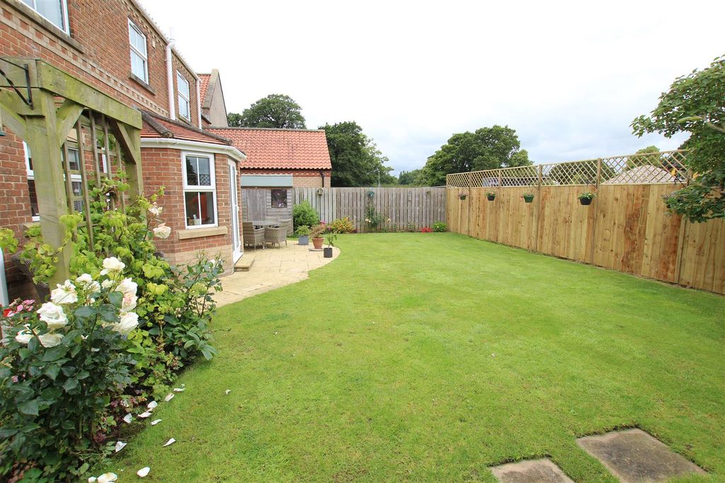 Property photo 3 of 21 Outside