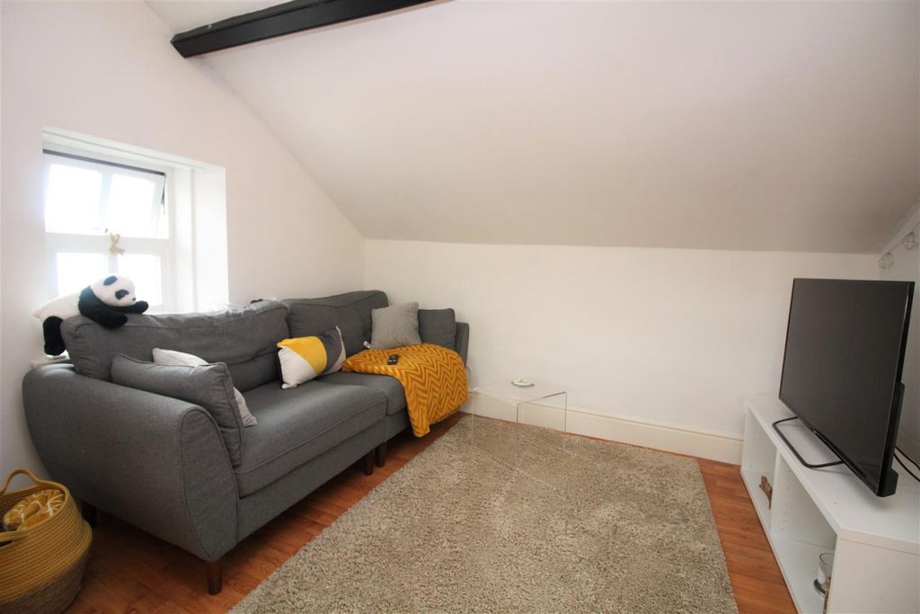 Property photo 3 of 7 Living