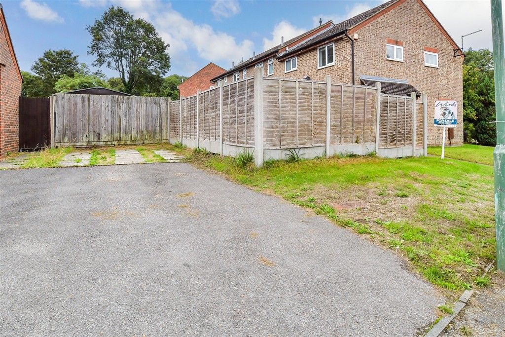 Property photo 3 of 12 Driveway/Parking