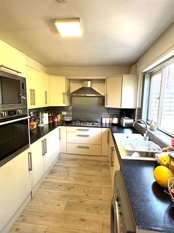 Property photo 3 of 11 Kitchen
