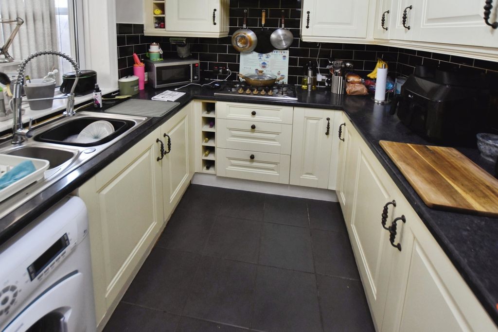 Property photo 3 of 9 Pbox-Kitchen-313798.Jpg
