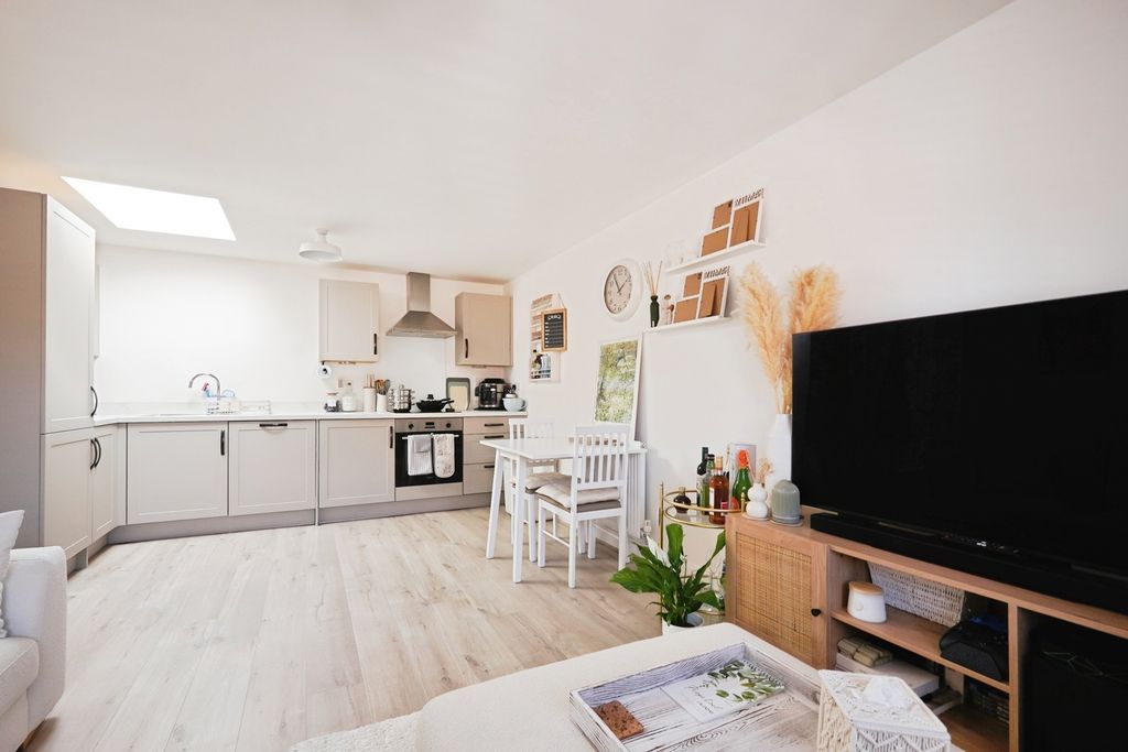 Property photo 3 of 18 Pbox-Img.Jpg