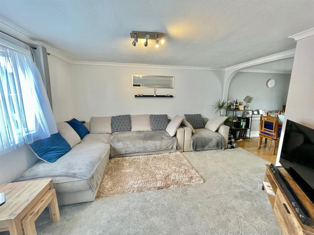 Property photo 2 of 13 12 Greville Close Lounge.Jpg